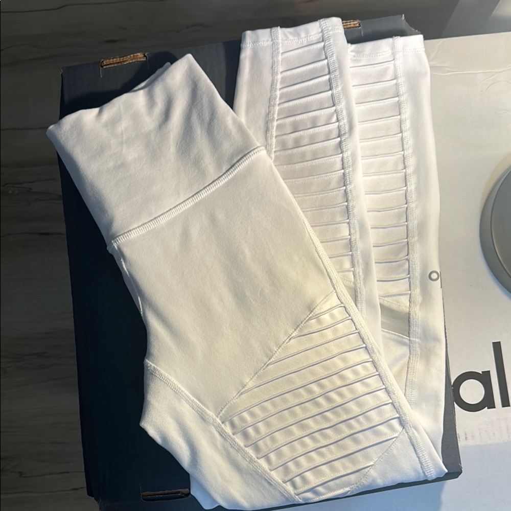 ALO Yoga 7/8 White Moto Leggings. Like New. Size XS